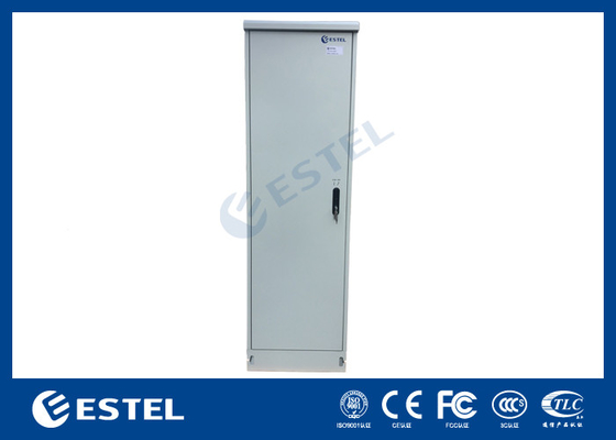 ET6585217-EQ Recinto de telecomunicaciones al aire libre con una puerta delantera y una puerta trasera