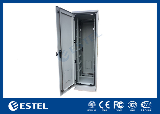 ET6585217-EQ Recinto de telecomunicaciones al aire libre con una puerta delantera y una puerta trasera