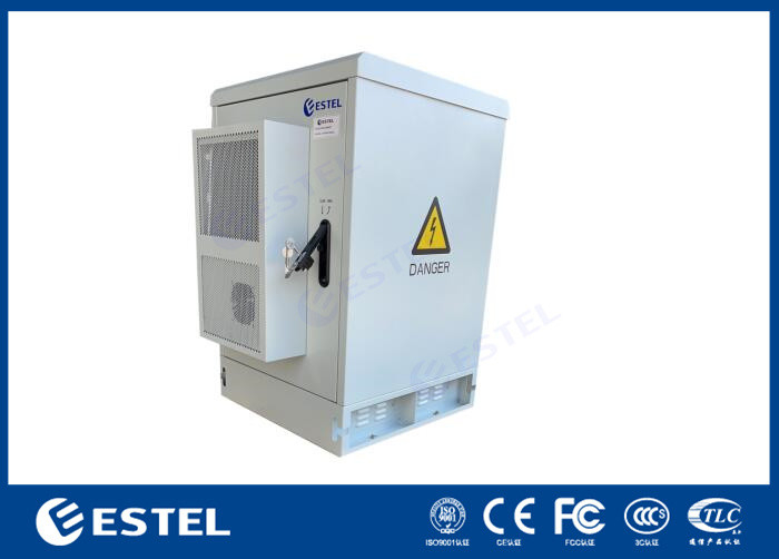 Un armario exterior IP55 de puerta principal con refrigeración del espacio del usuario de 16U con aire acondicionado